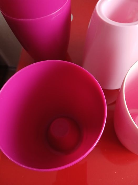 Кольорові вазони для квітів