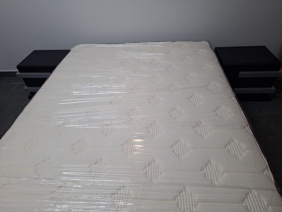 Cama Sommier casal estrado com colchão 2  mesas de cabeceira aparador