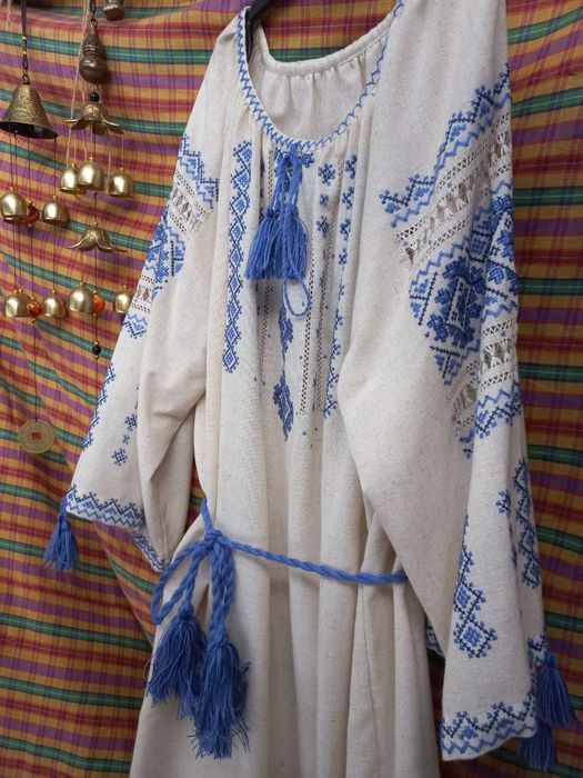 Вишиванка з синьою вишивкою