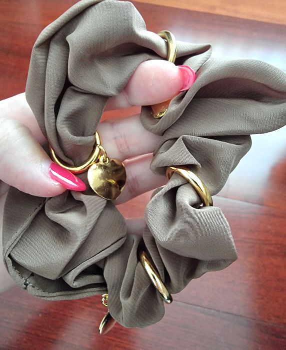 Elástico de cabelo verde seco acastanhado com corações dourados