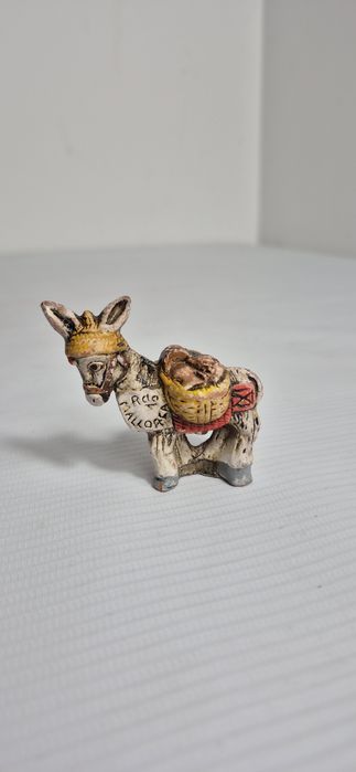 Uroczy Osiołek z Majorki – Figurka Ręcznie Malowana