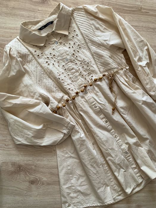 Ażurowa haftowana sukienka beżowa zara beż zdobiona boho pasek