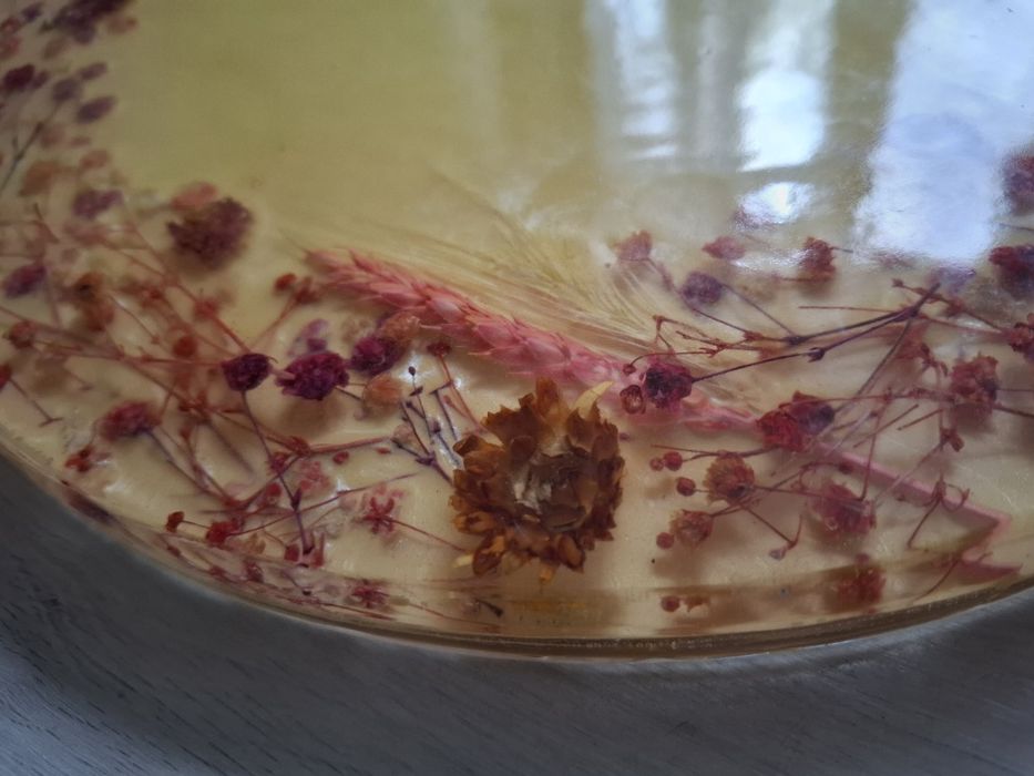 Stolik z żywicy epoksydowej żółty kwiaty zboża