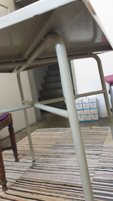 Mesa metálica antiga
