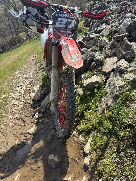 Moto crf 250r bem estimada
