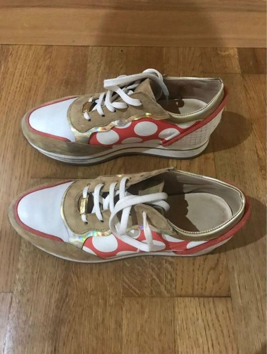 Ténis MLV, cor laranja e beje, com bolas, tamanho 38