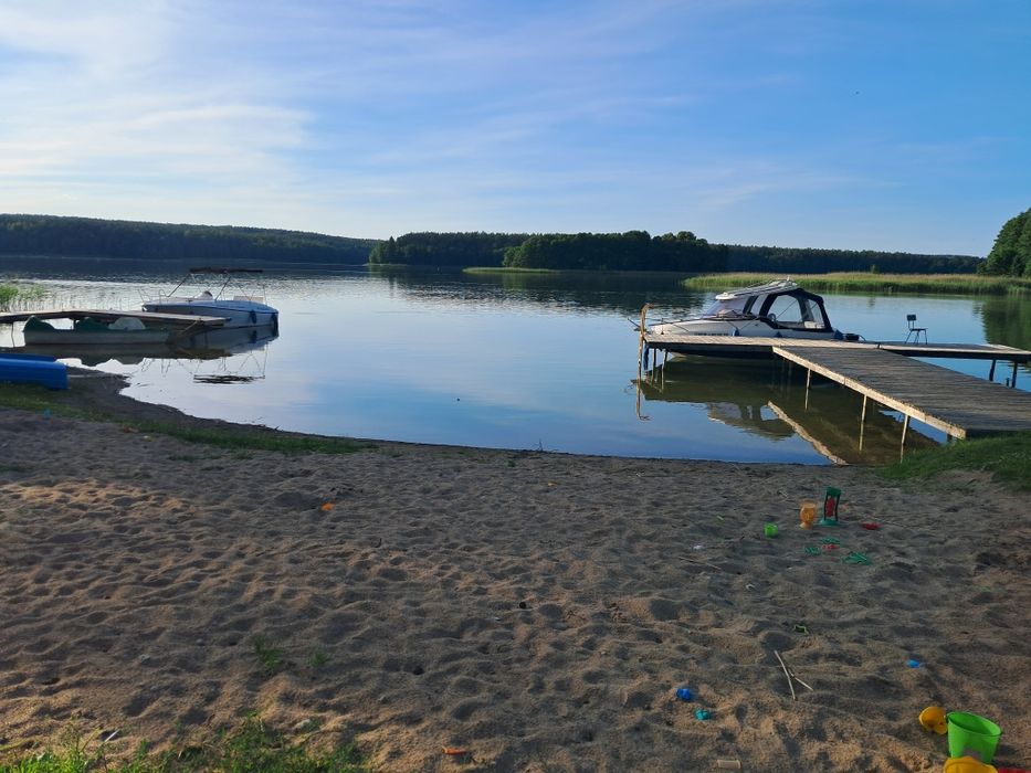 Przytulny domek z pomostami , plażą, placem zabaw