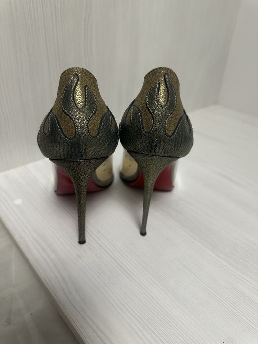 Нові туфлі золотого кольору з силіконом