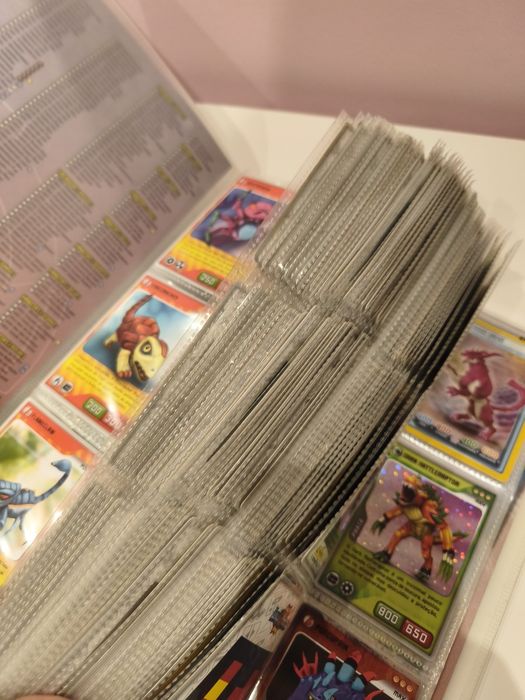 Vendo caderneta com cartas Invizimals