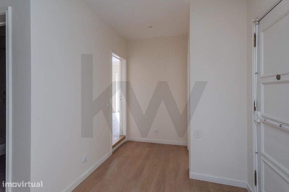 T2 renovado com varanda na Estrela | 2.300€/mês