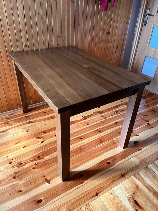 Stół drewniany do pokoju lub kuchni