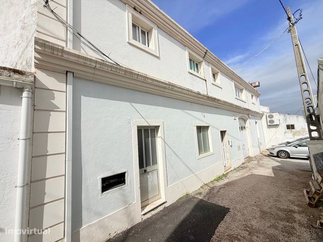 Prédio Para Habitação / Comercio e Serviços - Loures