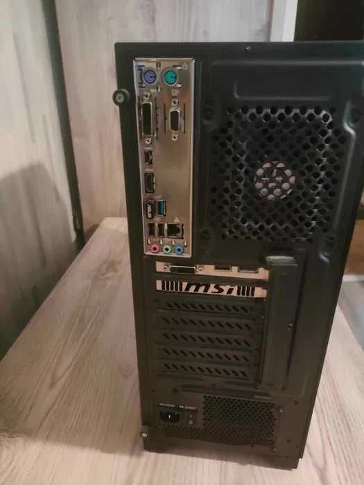 Tanio sprzedam  Komputer stacjonarny + monitor + klawiatura + mikrofon