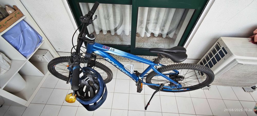 Vendo bicicleta, quase sem uso! Inclui capacete e óculos.