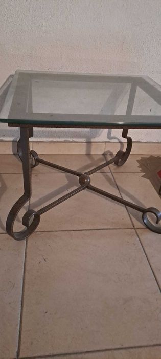 Mesa de centro em vidro e ferro forjado