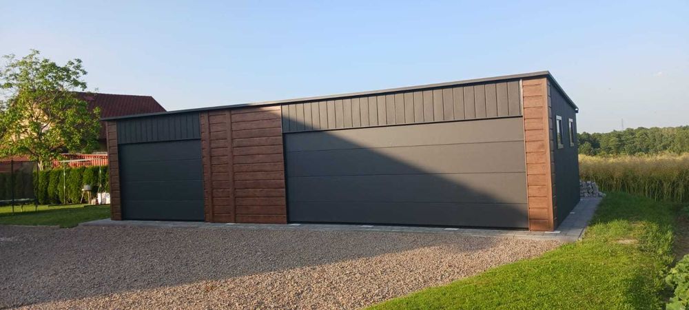 Nowoczesny blaszak z bramami segmentowymi antracyt grafit