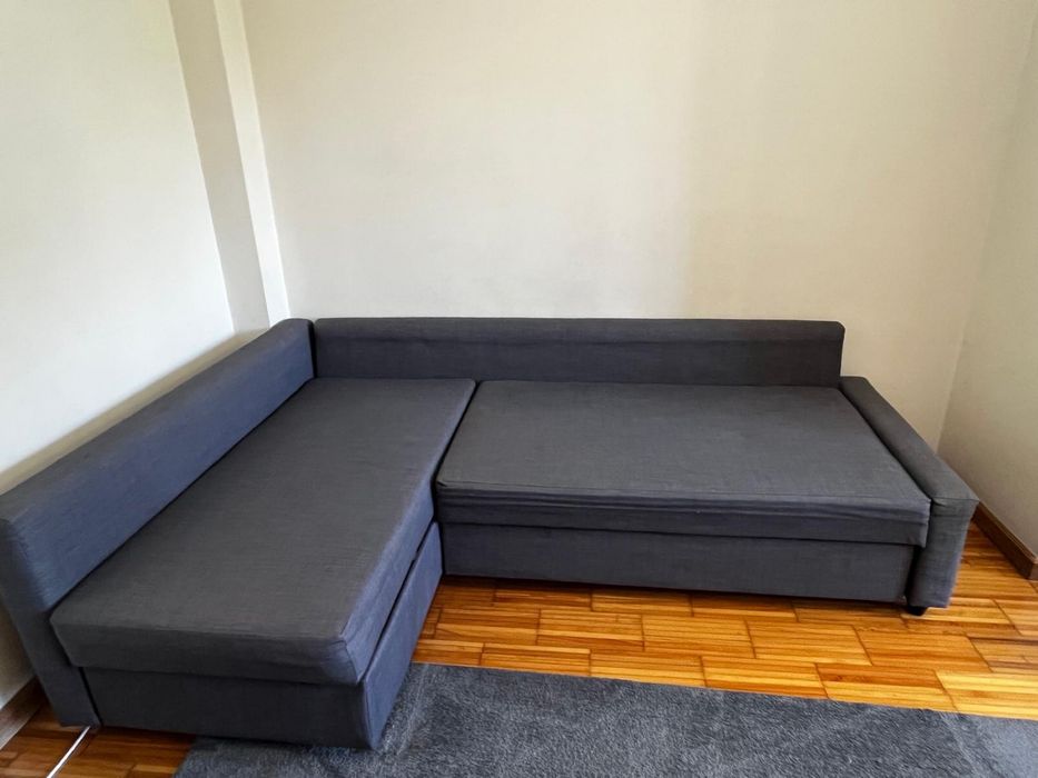Sofá cama com baú.