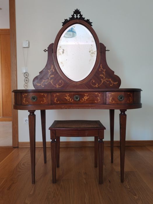 Tocador antigo em madeira com banco