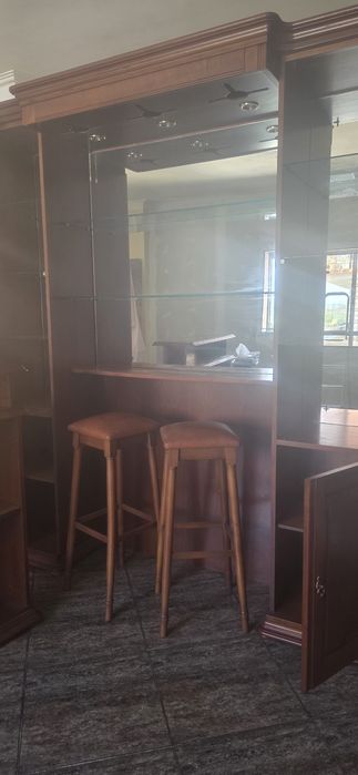 Bar de sala com bancos