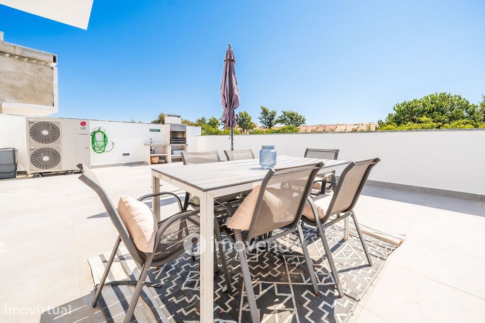 Moradia T3+1 moderna, com garagem e áreas amplas, em Alcochete