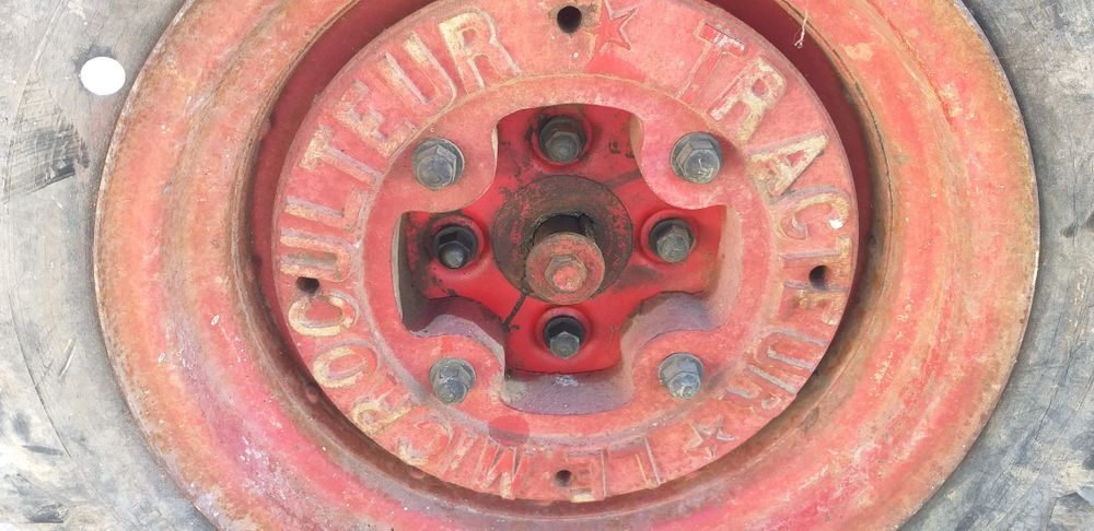 Motocultivador antigo a gasolina