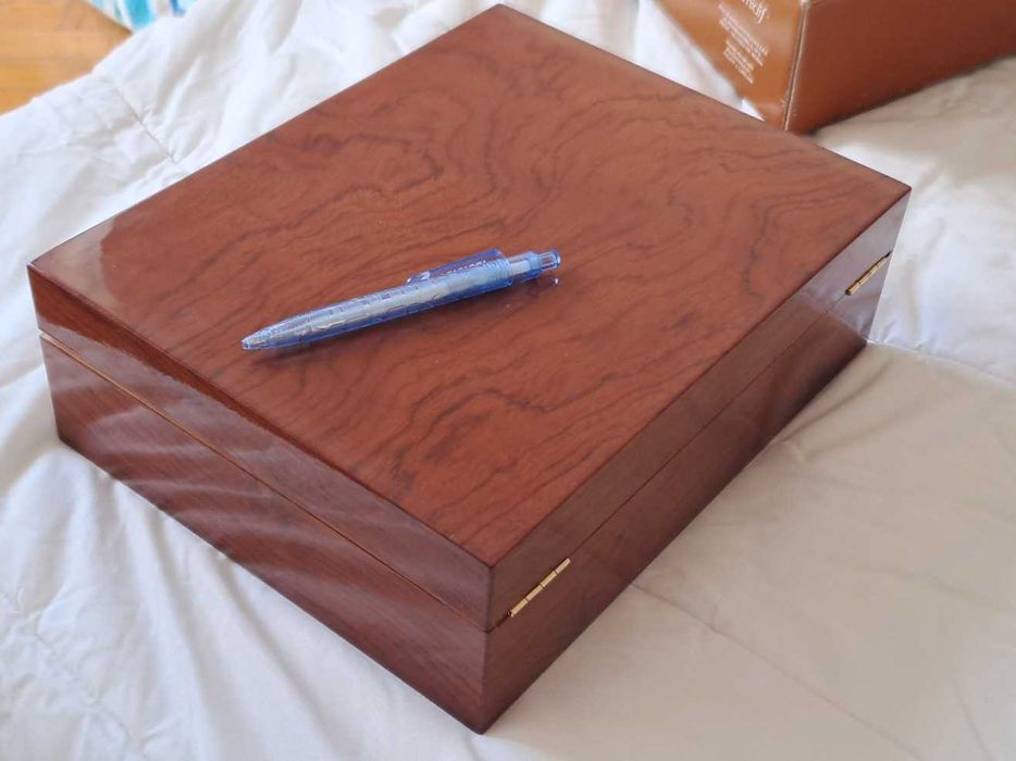 Caixa charuteira humidificadora grande, nova.