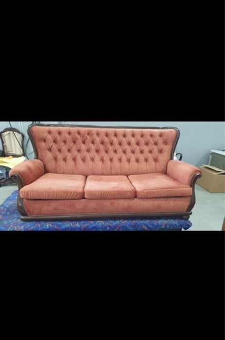 Sofá ‘Friends’ rosa em muito bom estado