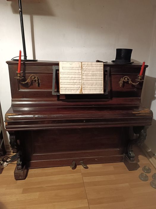 Piano antigo adorno