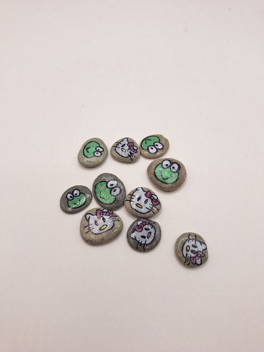 Gra kieszonkowa kółko i krzyżyk pomalowane kamienie Hello kitty gra