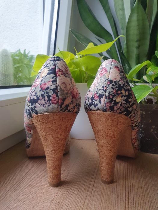 Szpilki w kwiaty