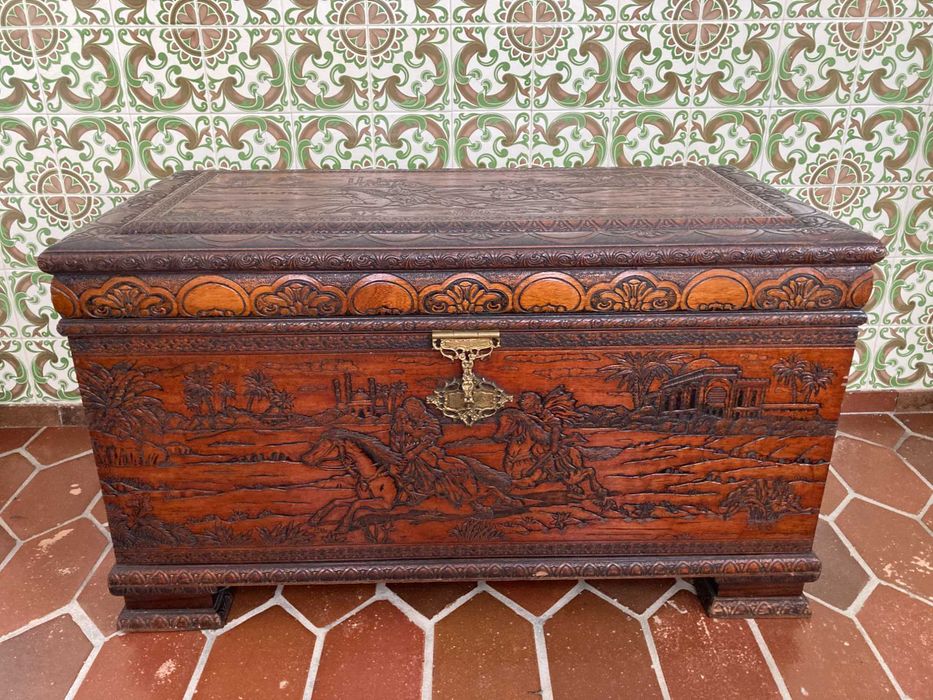 Arca de madeira trabalhada