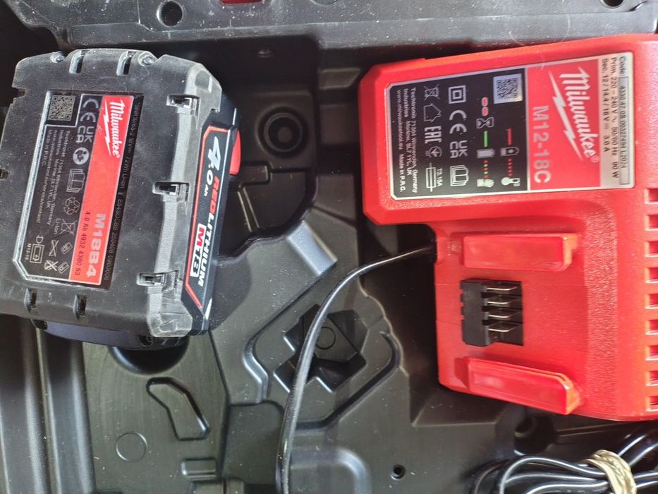 Milwaukee akumulator 4A ładowarka walizka