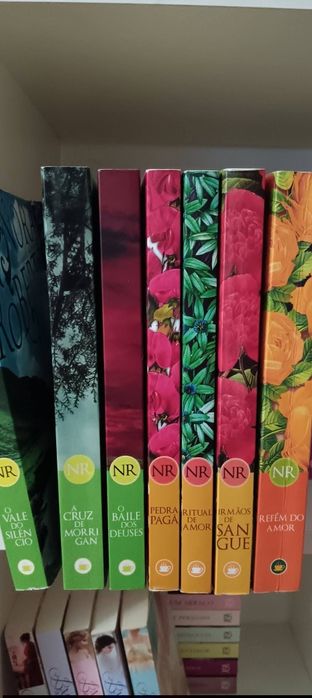 Livros usados com marcas de envelhecimento do papel