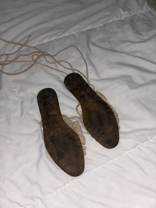 Sandalias com fio para atar na perna