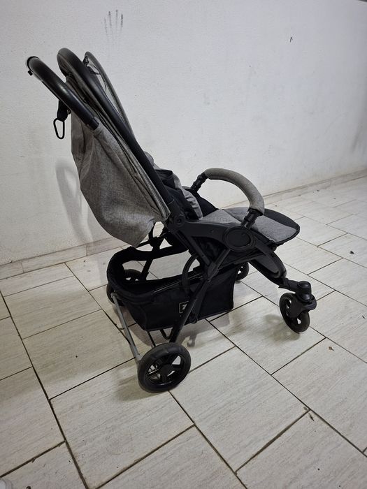 Carrinho de bebé com cadeira auto