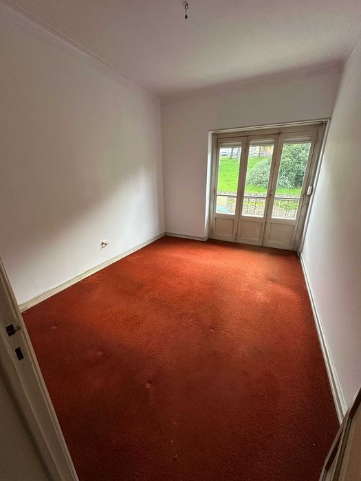 T2 em Algés remodelado com vidros duplos e duas varandas