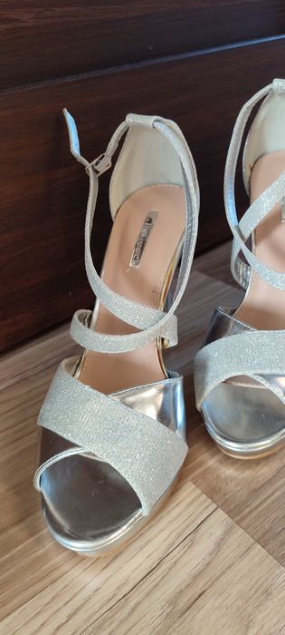 Szpilki srebrne na lekkiej koturnie 40