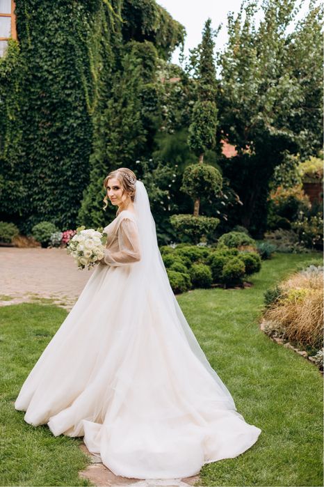 Вишукана весільна сукня айворі