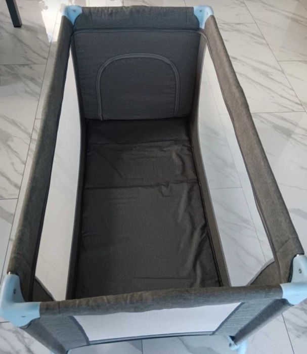 Łóżeczko turystyczne na płozach z funkcją bujania