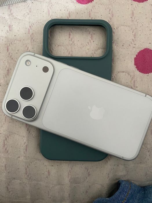 iPhone 17 Pro Max — Como Novo