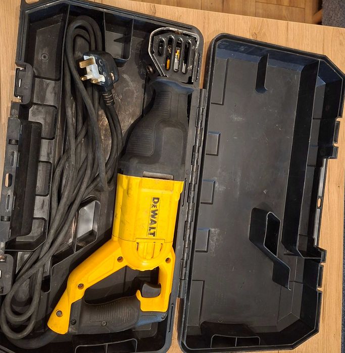 Piła szablasta DeWalt DWE305