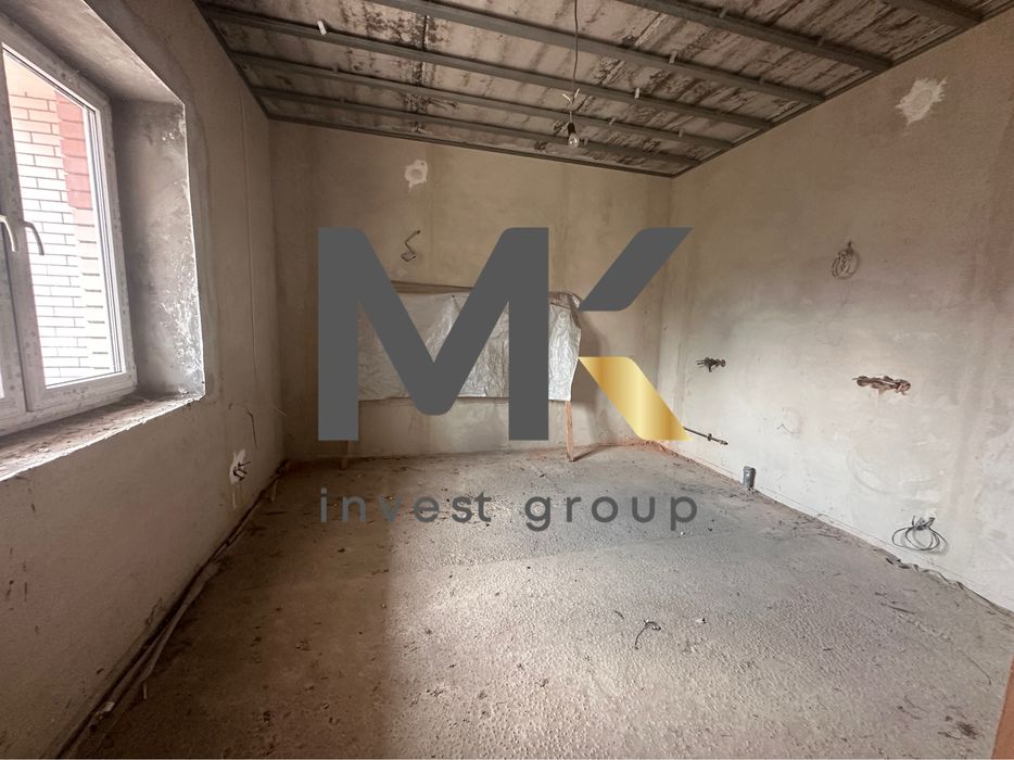 Продаж двоповерхового будинку з великою ділянкою. Стоянка-2