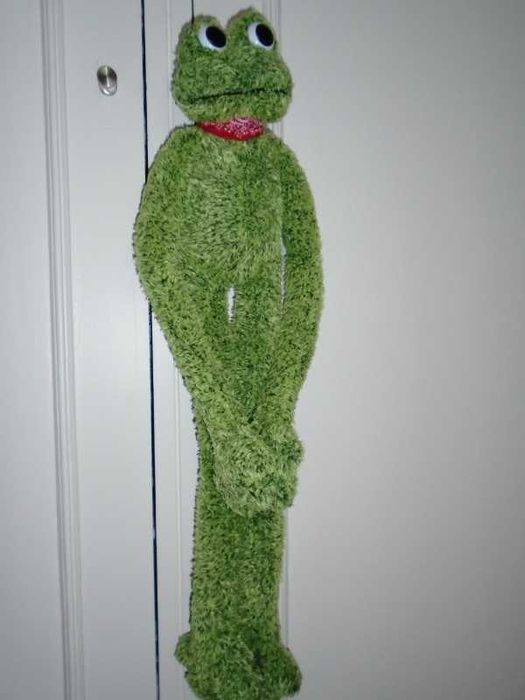 Peluche sapo comprido e engraçado