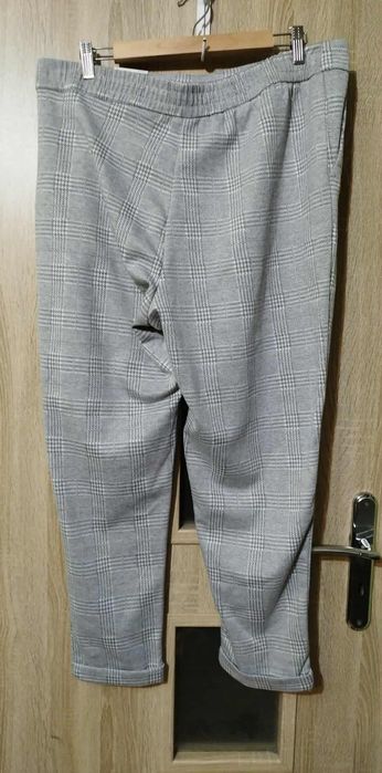 Szare spodnie w kratkę