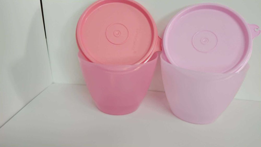 Conjunto de duas refrigeradoras marca tupperwar de 380 ml cada, novas, em tons rosa.
