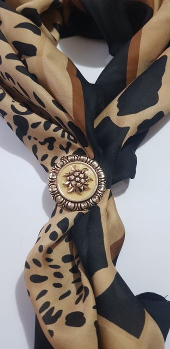 Broszka klips złocista.