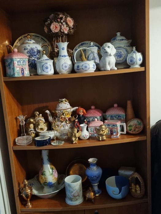 Various Porcelain Items447358435527895040