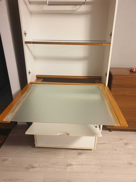 Шафа- вітрина, 
вбудованого типу під арку з поличками та шухлядами.