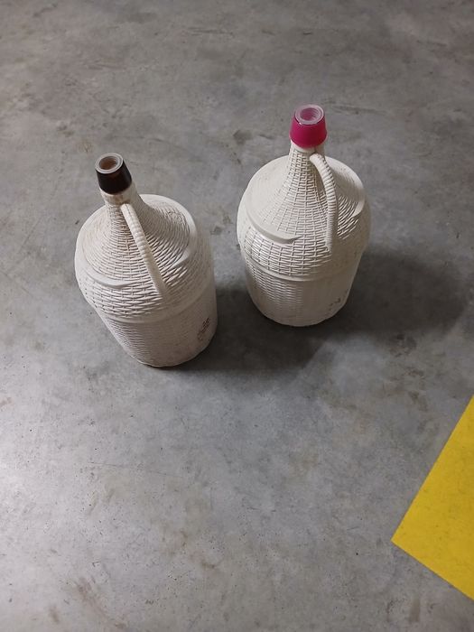Garrafoes em vidro empalhados a plastico branco