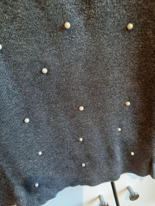 Camisola cinzenta com pérolas Tam.S da Stradivarius